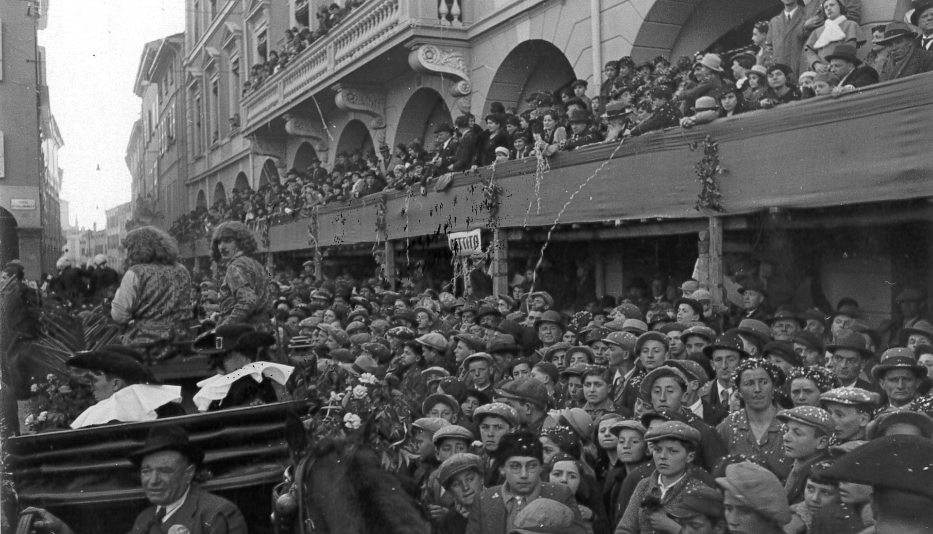La folla in piazza - 1935