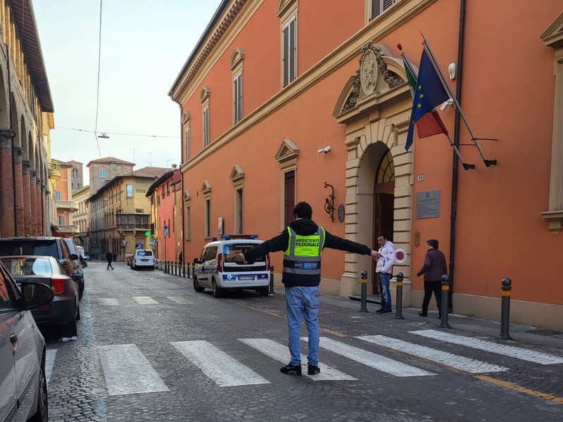 Chi ha commesso reati di guida diventa assistente pedonale davanti alle scuole di Bologna