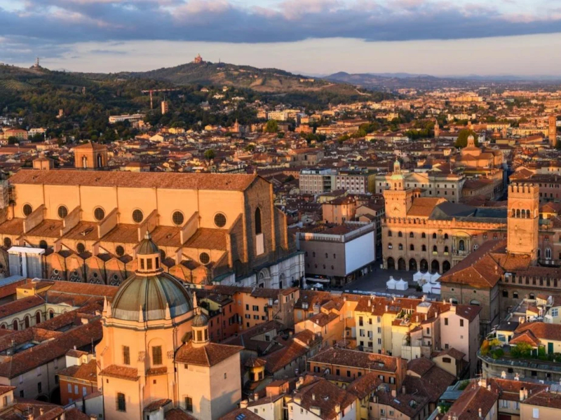 Il Comune di Bologna invierà gli atti ai cittadini su App Io, cellulare o mail